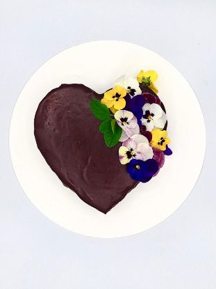 Bild von BIO - Herz-Sachertorte ca. 400g (Blumen nach Saison)